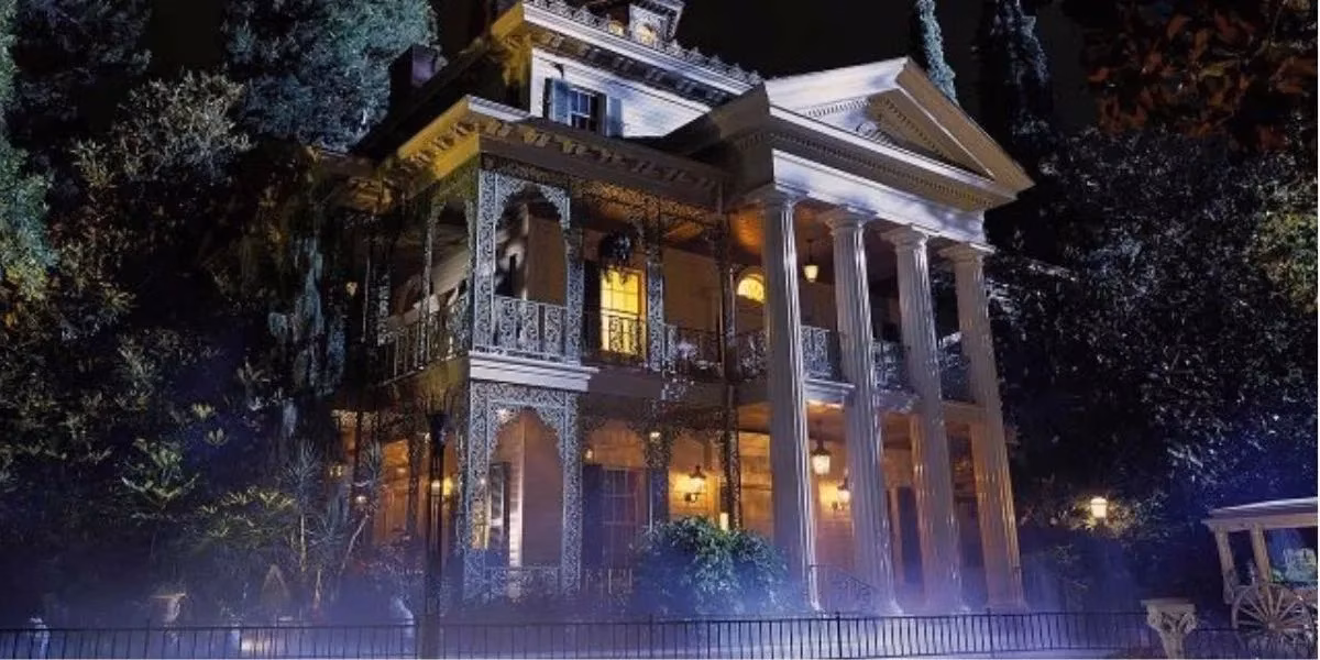 i-explored-a-minecraft-recreation-of-disneys-2003-haunted-mansion-and-its-eerily-perfect-image-1